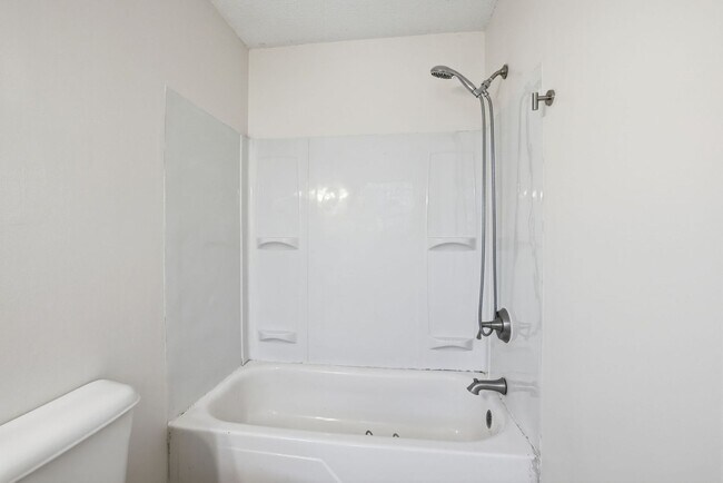 Building Photo - In the Heart of Hixson! 3 beds, 2 baths, Recent Updates! Housing Voucher Accepted.