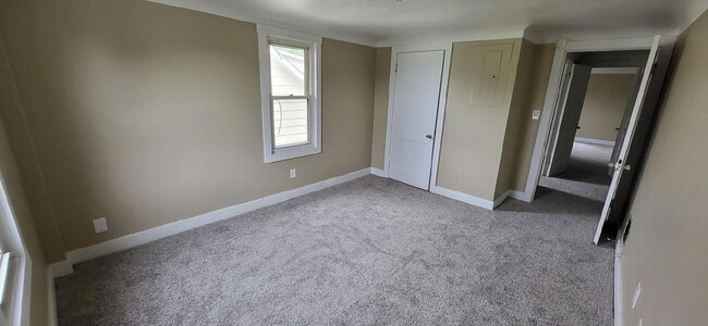 Building Photo - 2 Bedroom Apartment
