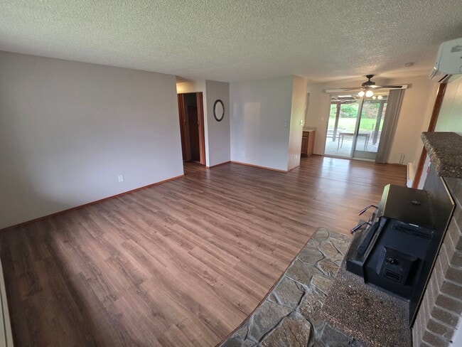 Building Photo - NE Tacoma "Retro" Rambler home - 3 bedroom plus den with 1 bathroom, 2 car garage, AC units - Ava...