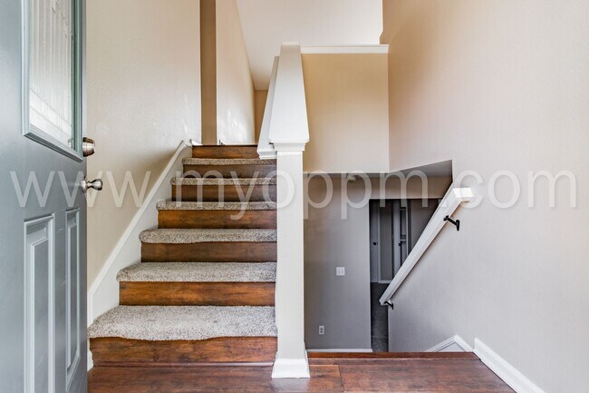 Building Photo - Stunning 3 Bedroom / 2 Bathroom Home | Mil...