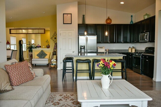 Building Photo - Great 3 Bed / 3 Bath with Garage! Open Floor Plan with Upgrades!