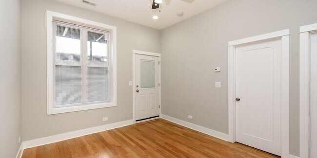 Building Photo - Updated, Spacious 1bd/1bth Ukrainian Village, Avail Now!