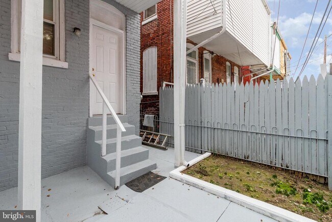 Building Photo - 1353 Howard St