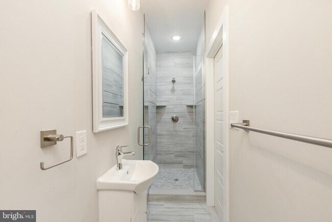 Building Photo - 103 E Duval St