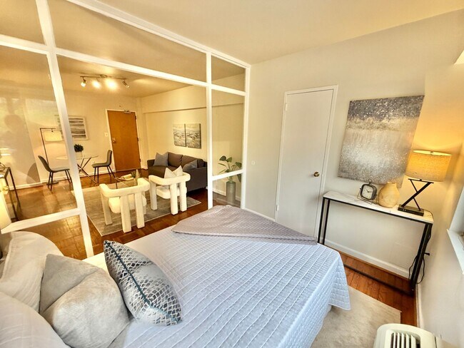 Building Photo - FREE RENT!  Unique Studio in Foggy Bottom with Solarium Near GW University and Hospital. An Excep...
