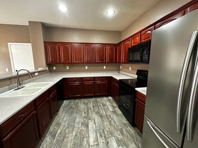 Building Photo - 4 BEDROOM HOME IN RAY RANCH