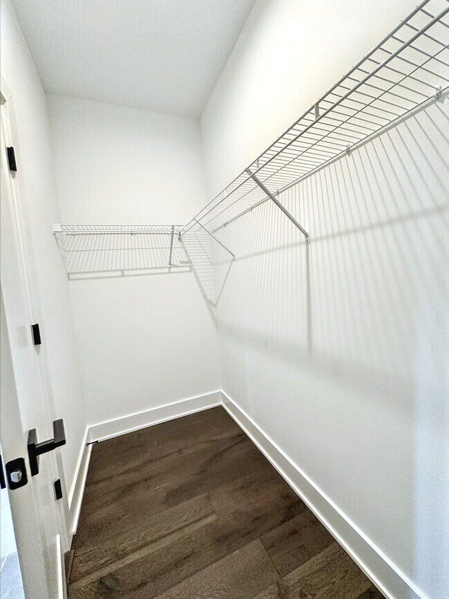 Building Photo - Luxury 2BR/2.5BA Townhome – Steps to Downt...