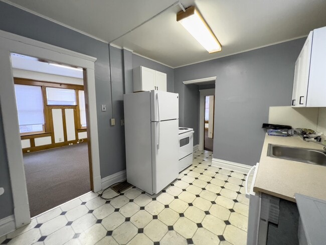 Building Photo - 921 Linden Grove Ave