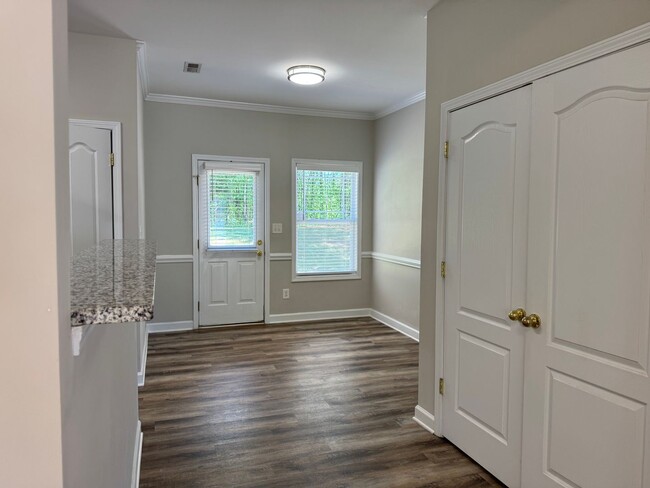 Building Photo - Two Bedroom Townhouse in Sherrills Ford wi...