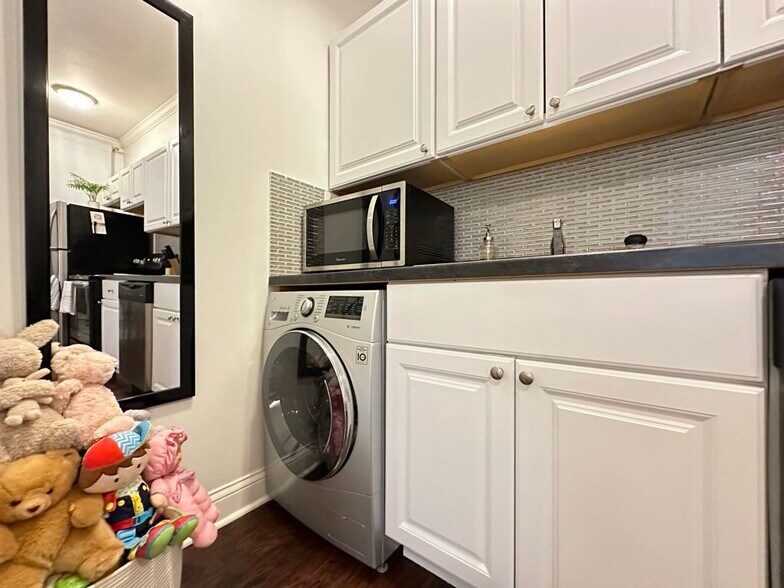 Building Photo - 3345 N Marshfield Ave