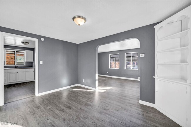 Building Photo - 420 E 222nd St