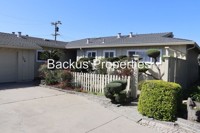 Building Photo - Wonderful three bedroom home in Monterey Park area of South Salinas