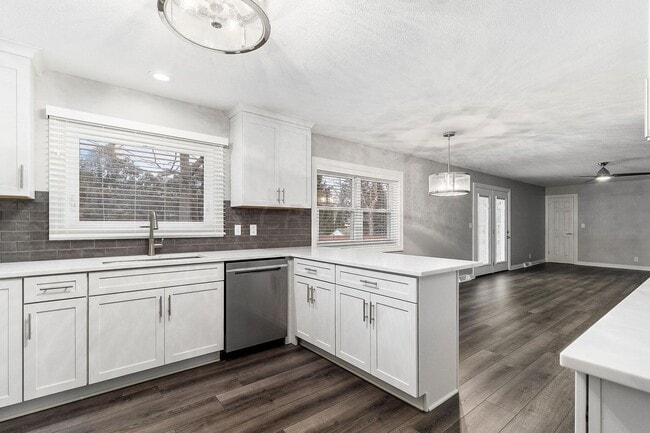 Building Photo - 2850 Pickwick Dr