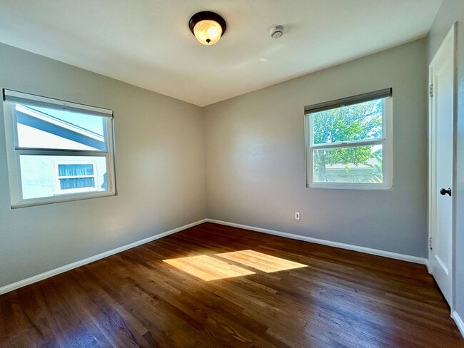 Building Photo - 2 Bed 1 Bath House with Large Yard in Cent...