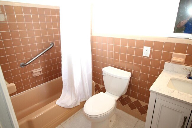 Building Photo - 551 SE 15th St