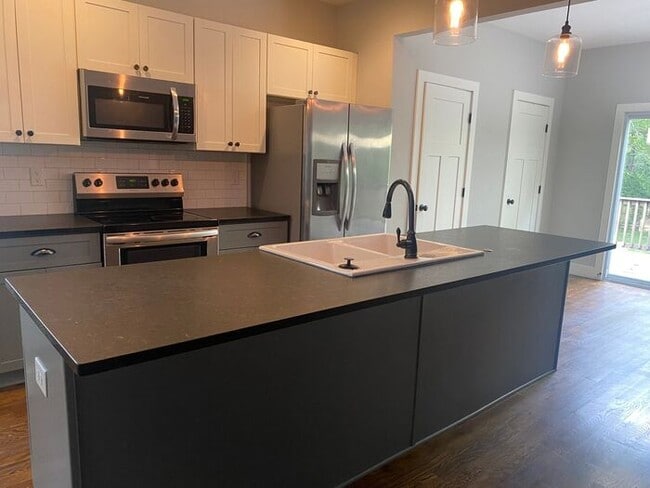 Building Photo - Beautiful 3 Bed 2 Bath in Madison - Newer Construction