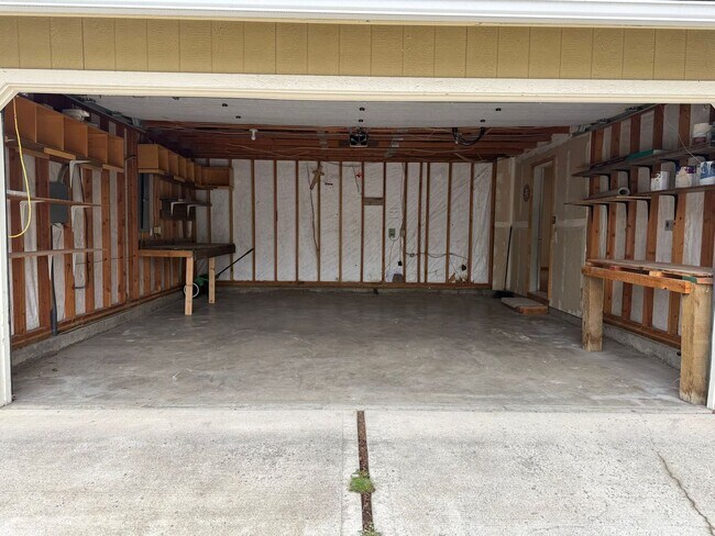 Building Photo - NE Bend Single Level 3 Bedroom / 2 Bathroom - PENDING APPLICATION