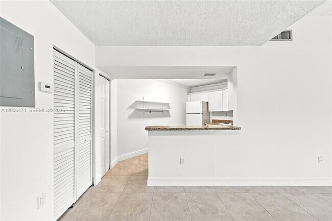 Building Photo - 9735 Fontainebleau Blvd