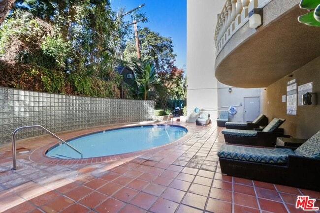 Building Photo - 627 N Rossmore Ave