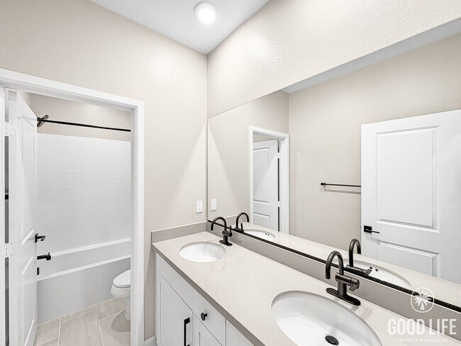 Building Photo - Never-Lived-In Modern 5BR Home with Private Backyard