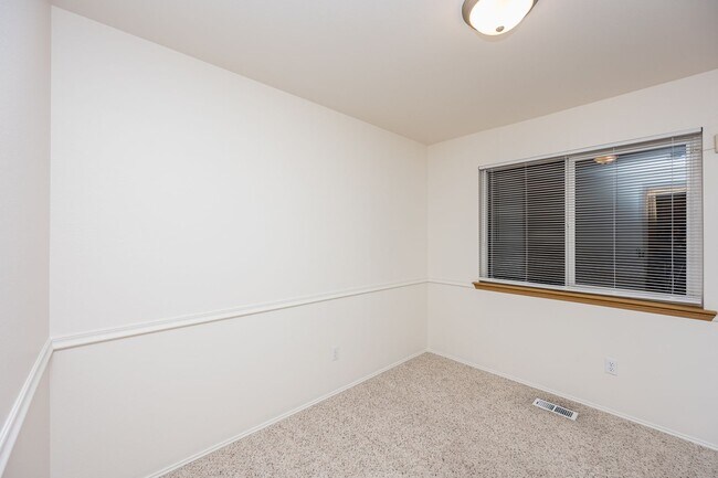 Building Photo - Rambler 3 Bedroom 2 Bath Fenced Yard - Orting