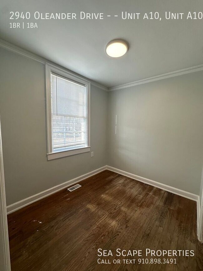 Building Photo - 2940 Oleander Dr