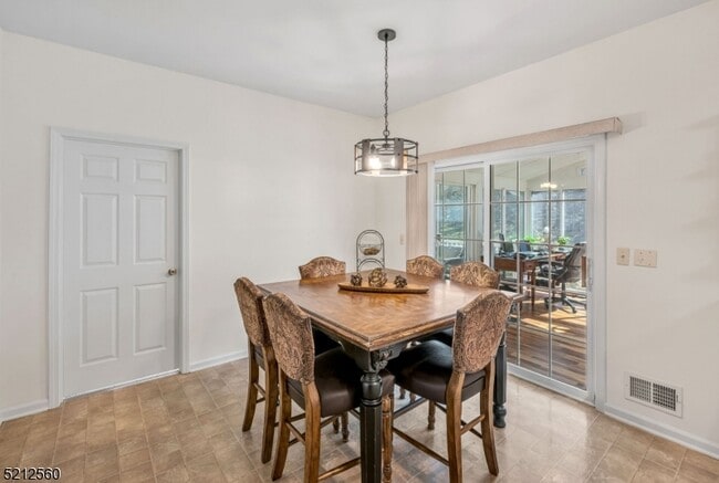 Building Photo - 706 Skyline Dr