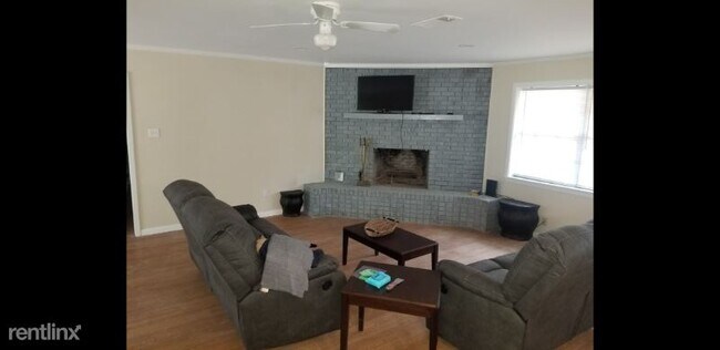 Building Photo - 5315 S Lakeshore Dr