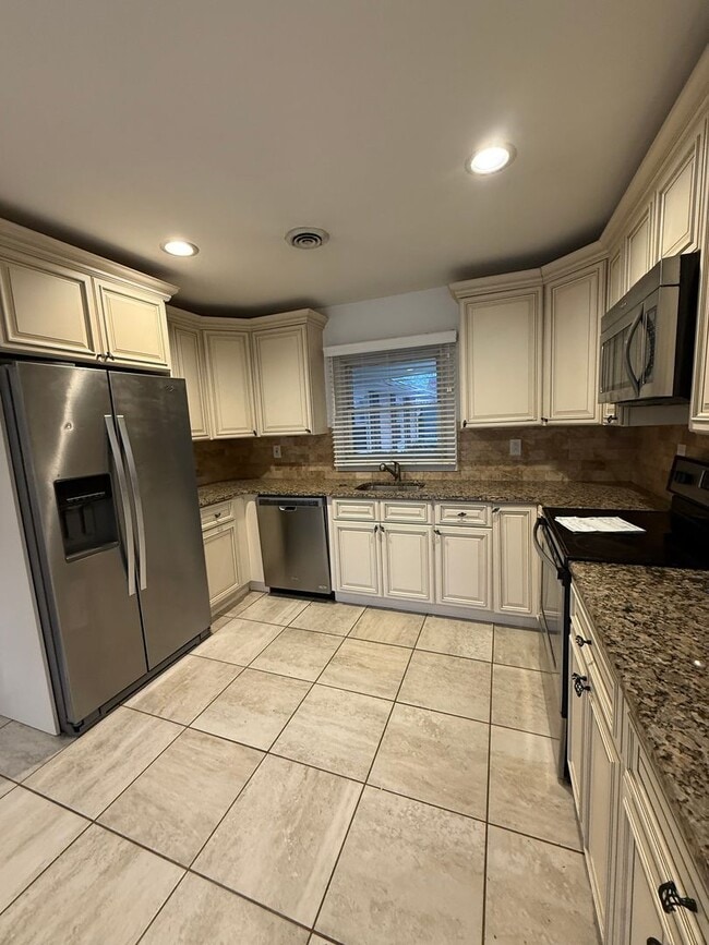 Building Photo - 25 Pembrook Ln