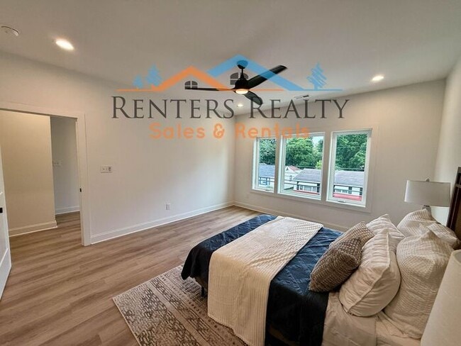 Building Photo - Stunning 3 Bedroom with Rooftop Terrace