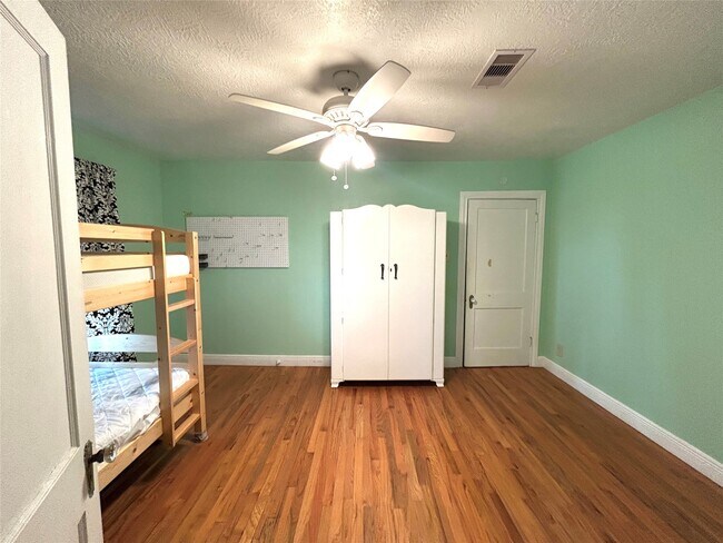 Building Photo - 4915 Houston Dr