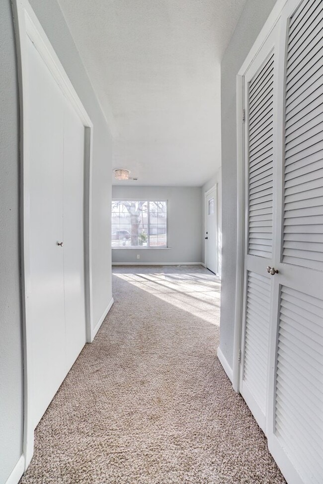 Building Photo - Stunning 4 Bed 3 Bath Home on Quiet Street!