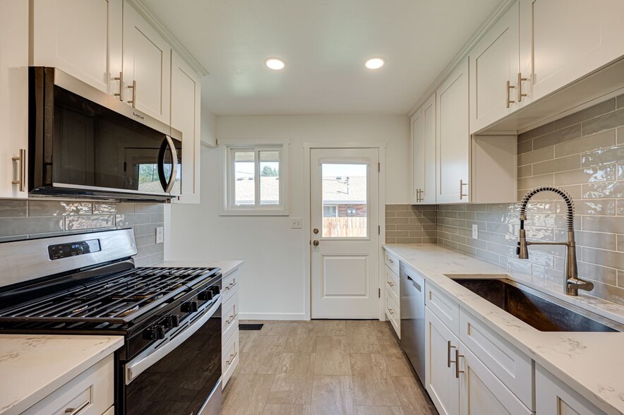 Building Photo - 634 NE 19th Ave