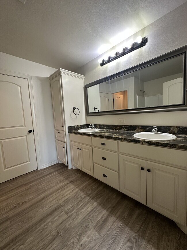 Building Photo - Beautifully Maintained Duplex - Lease Only