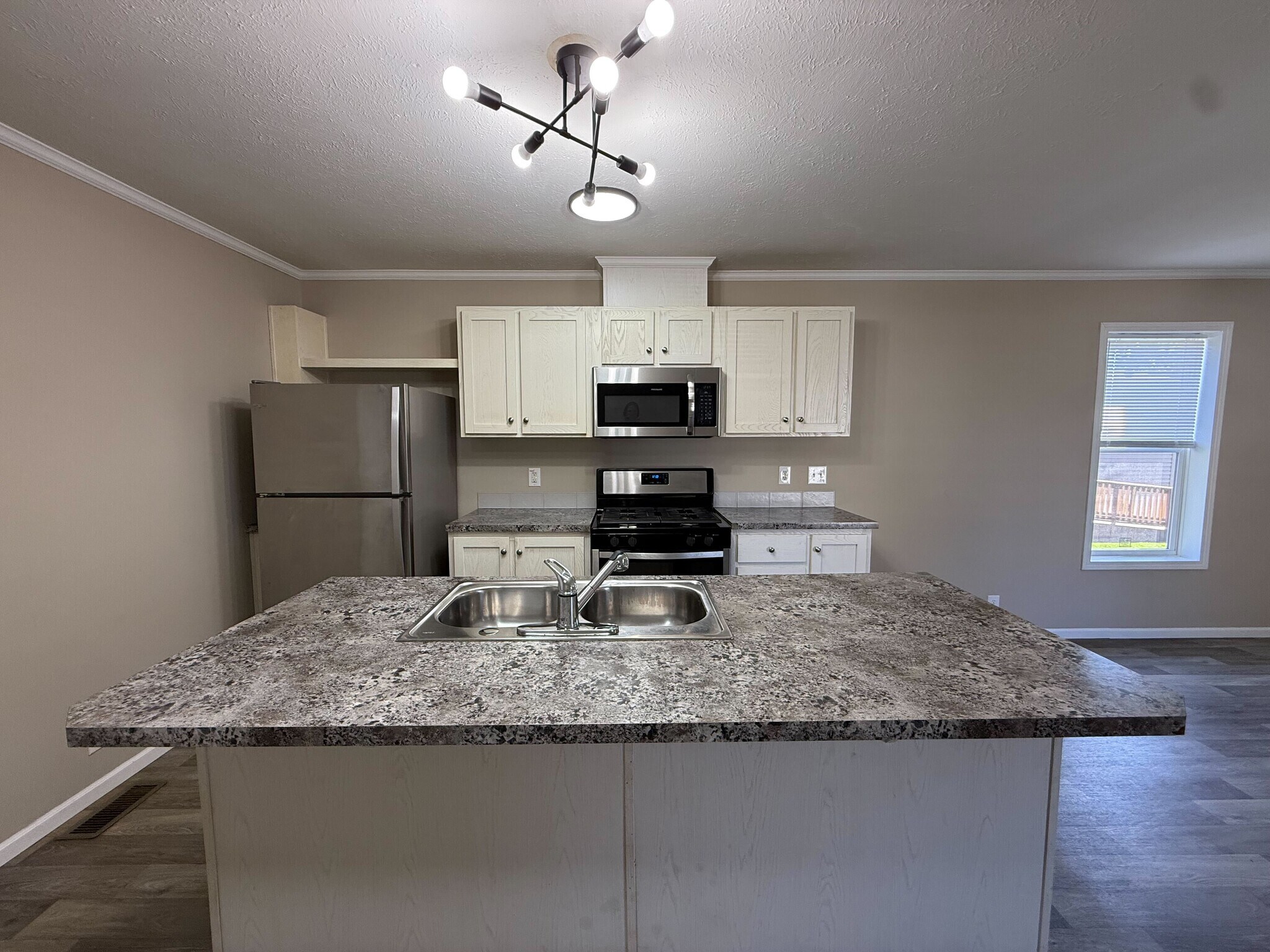 Building Photo - 12501 Apple Ln