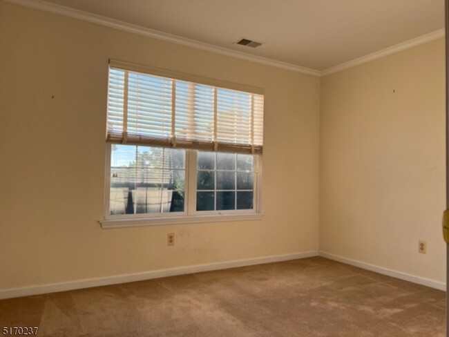 Building Photo - 8 Oak Point Dr