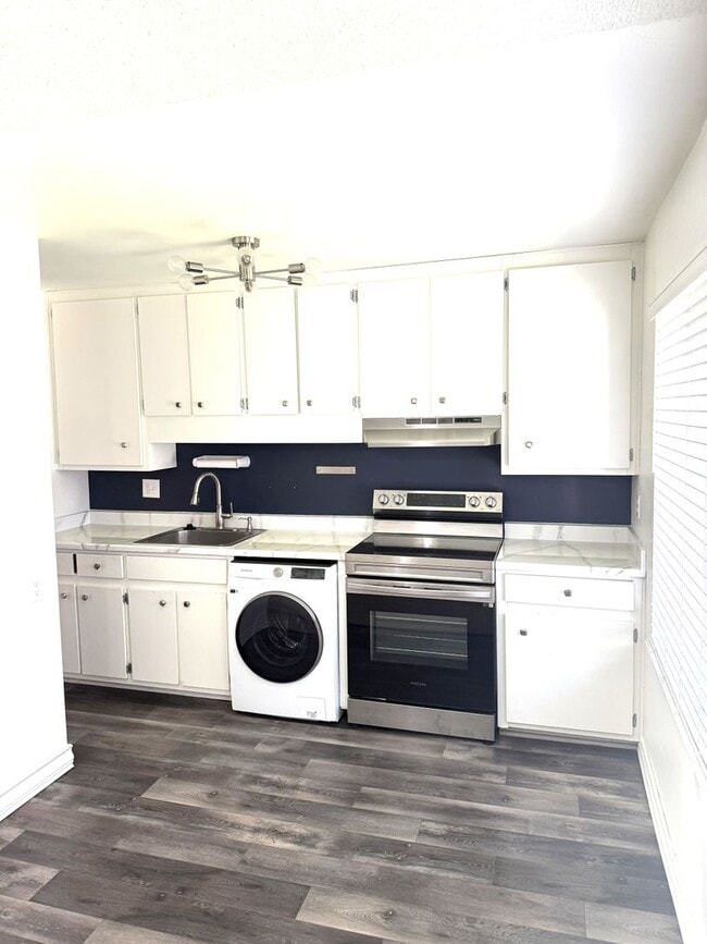 Building Photo - Charming One-Bedroom Condo in Prime Concor...
