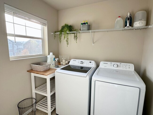 Building Photo - Stunning Stewart Crossing Home!