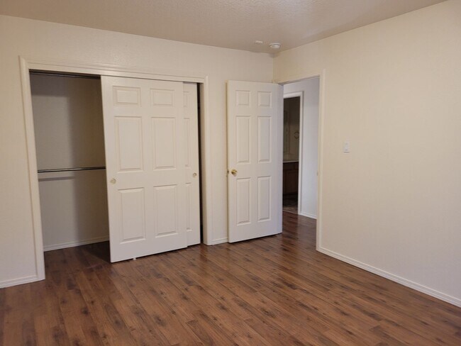 Building Photo - NW 4 Bedroom 2.5 Bath Home Available now!