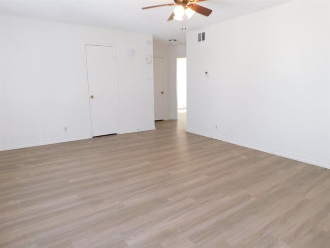 Building Photo - 1002 Southwalk St