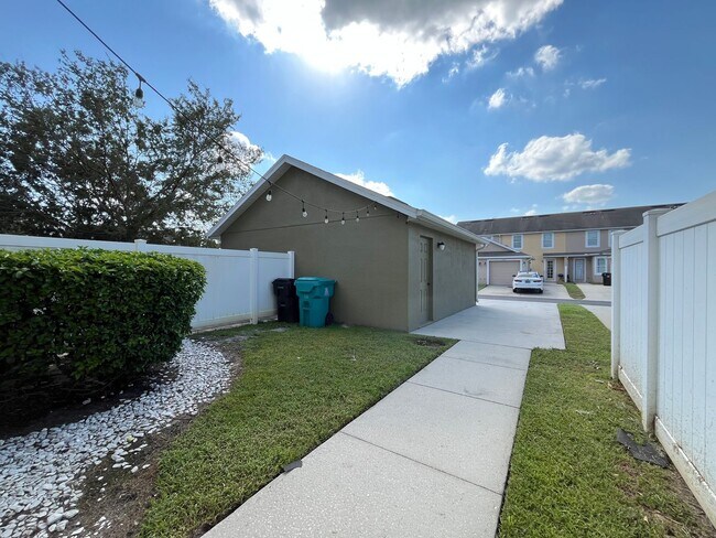 Building Photo - 3/2 Townhome at Water's Edge in Lake Nona