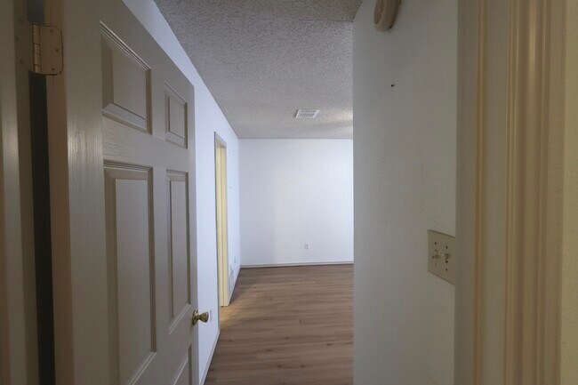 Building Photo - 811 Ironton Dr