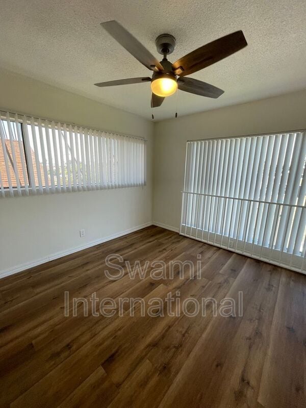 Building Photo - 860 W 50th Pl