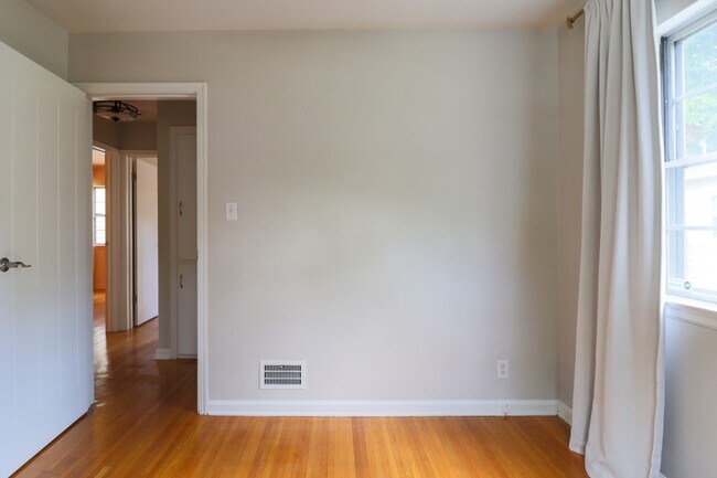 Building Photo - 5608 Indianola Ave