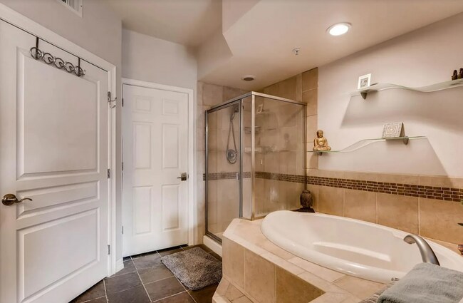 Building Photo - Bright & Spacious Condo Just One Block fro...