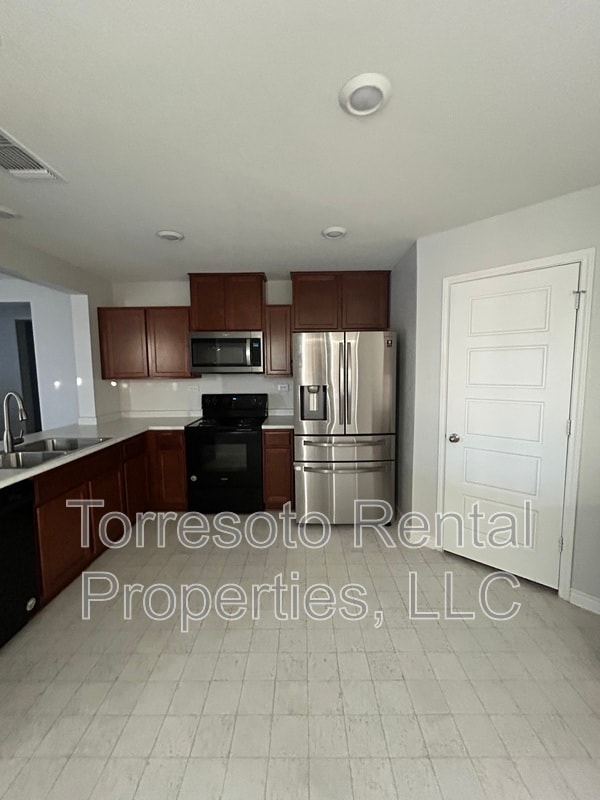 Building Photo - 5910 Sandy Lake St