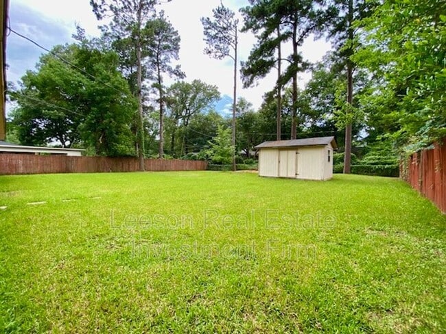 Building Photo - 9418 Poinsettia Dr