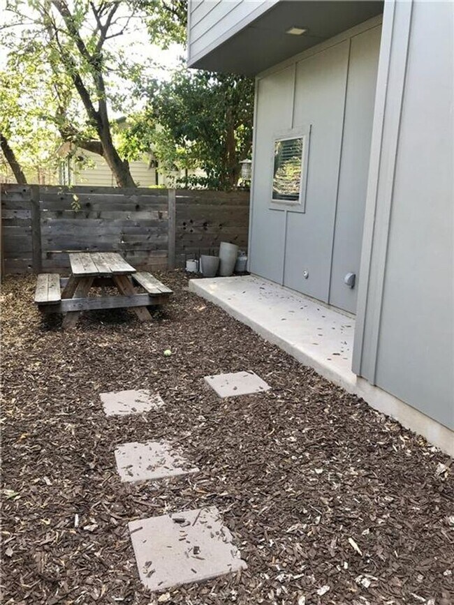 Building Photo - Central Austin / 3 bedroom, 2.5 baths / Mo...