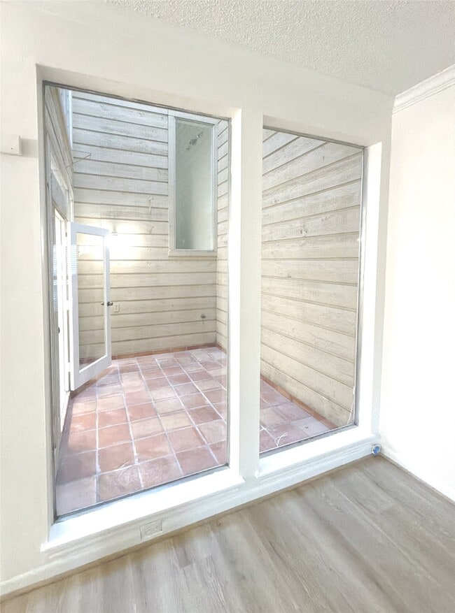 Building Photo - 1025 Fountain View Dr