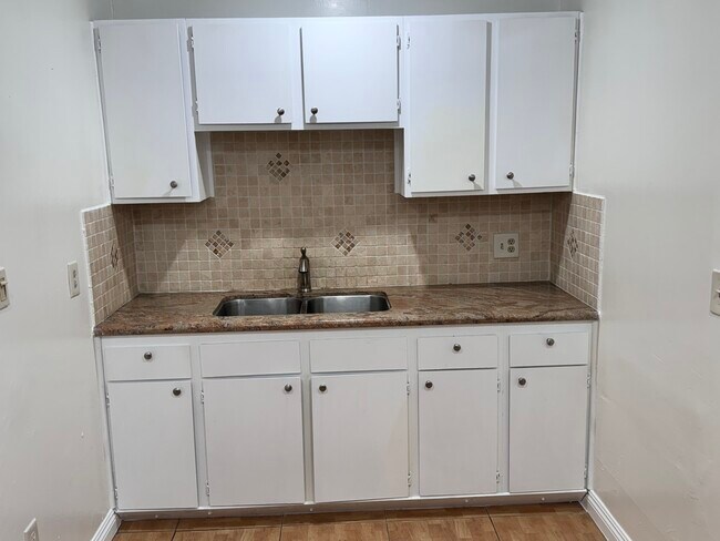 Building Photo - 508 N Wilmington Ave
